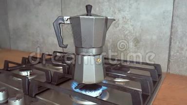 在家用煤气炉上煮开的间歇泉咖啡机，烧开的水